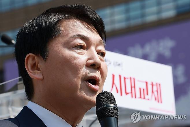 취재진 질문에 답하는 안철수 의원 (서울=연합뉴스) 신현우 기자 = 국민의힘 안철수 의원이 8일 서울 광화문광장 이순신 장군 동상 앞에서 제21대 대통령 선거 출마를 선언한 뒤 취재진 질문에 답하고 있다. 2025.4.8 nowwego@yna.co.kr