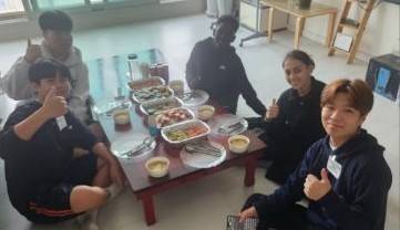 프랑스 친구들과 함께 [광주 산정중 제공]