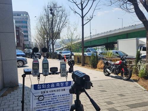 한남동 대통령실 관저 인근에 마련된 집회 소음 측정기 [촬영 이율립]