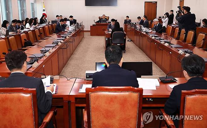 국회, 반도체산업 경쟁력 강화 특별법안 심의 (서울=연합뉴스) 김주형 기자 = 반도체산업 경쟁력 강화 특별법안 등을 심의하는 산업통산자원중소벤처기업위원회 산업통상자원특허소위원회가 8일 서울 여의도 국회에서 더불어민주당 소속 김원이 소위원장 주재로 열리고 있다. 2025.4.8 kjhpress@yna.co.kr