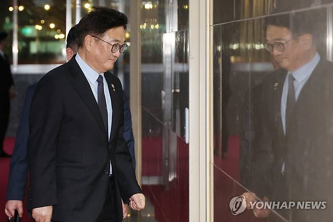 출근하는 우원식 국회의장 (서울=연합뉴스) 김주성 기자 = 우원식 국회의장이 8일 서울 여의도 국회 의장집무실로 출근하고 있다. 2025.4.8 utzza@yna.co.kr