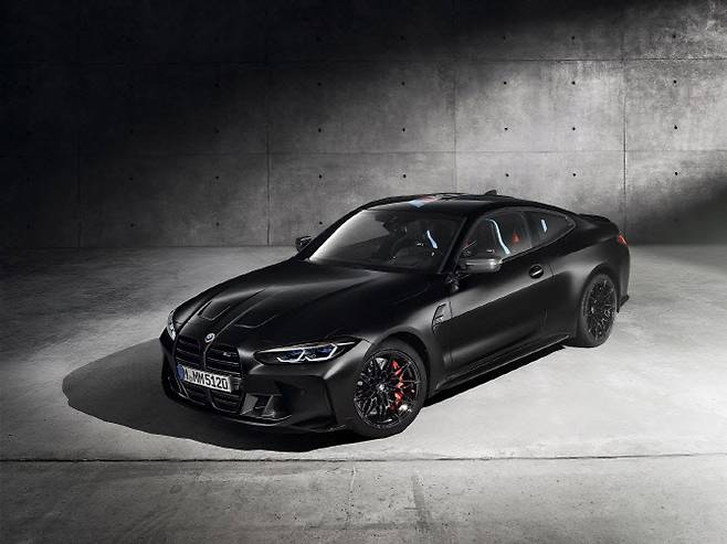탄소섬유 패널이 루프에 적용된 BMW 차량.(사진=BMW)