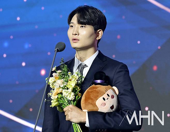 9일 열린 2024-2025시즌 프로농구 시상식에서 국내선수 MVP를 차지한 서울 SK 안영준