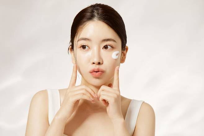 레티노이드 성분이 들어간 화장품은 아침보다는 밤에 사용해야 효과를 얻을 수 있다. [사진=클립아트코리아]