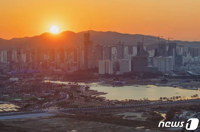 세종시 국회 예정 부지와 도심 뒤로 2020년 경자년(庚子年)의 태양이 저물어가고 있다. 2020.12.29/뉴스1 ⓒ News1 장수영 기자