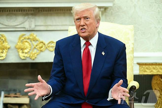 도널드 트럼프 미국 대통령이 7일(현지시간) 워싱턴DC 백악관 오벌오피스(대통령 집무실)에서 베냐민 네타냐후 이스라엘 총리와 회담 중 발언하고 있다. ⓒ AFP=뉴스1 ⓒ News1 류정민 특파원