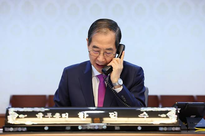 한덕수 대통령 권한대행 국무총리가 8일 정부서울청사에서 도널드 트럼프 미국 대통령과 전화 통화를 하고 있다.(국무총리실 제공. 재판매 및 DB 금지) 2025.4.8/뉴스1