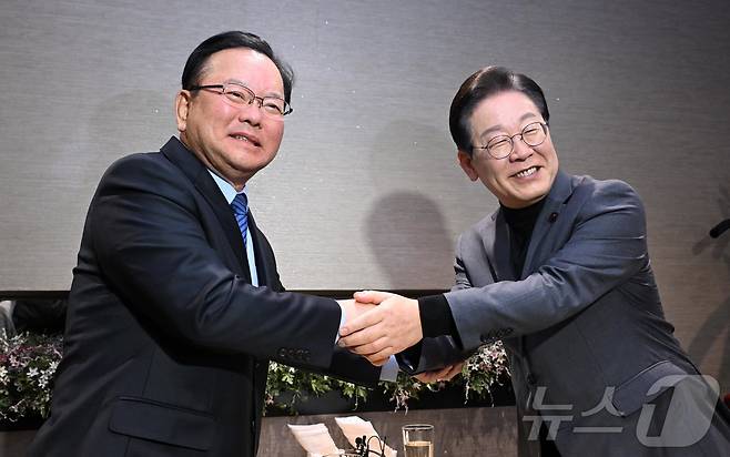 이재명 더불어민주당 대표가 24일 서울 여의도의 한 식당에서 김부겸 전 국무총리와 만나 인사를 나누고 있다. 2025.2.24/뉴스1 ⓒ News1 국회사진취재단