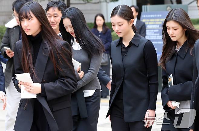 그룹 뉴진스(왼쪽부터 혜인, 하니, 해린, 다니엘)가 7일 서울 서초구 서울중앙지방법원에서 어도어 측이 멤버들을 상대로 제기한 ‘기획사 지위보전 및 광고계약 체결 등 금지’ 가처분 첫 심문기일을 마친 후 법원을 나서고 있다. 2025.3.7/뉴스1 ⓒ News1 황기선 기자