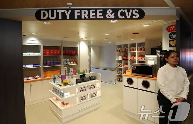 9일 부산 영도구 대선조선 영도조선소에서 '팬스타 미라클호' 명명식이 열린 가운데 미라클호 내 면세점이 보이고 있다. 2025.4.9/뉴스1 ⓒ News1 윤일지 기자