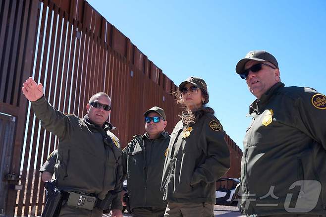 크리스티 놈 미국 국토안보 장관이 15일(현지시간) 애리조나주 노갈레스에 있는 멕시코와의 국경 장벽을 둘러 보고 있다. 2025.03.16 ⓒ AFP=뉴스1 ⓒ News1 우동명 기자