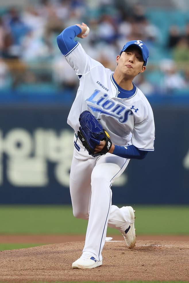 삼성 원태인이 4일 대구삼성라이온즈파크에서 열린 2025 KBO리그 한화전에 선발 등판해 역투하고 있다. 사진 | 삼성 라이온즈