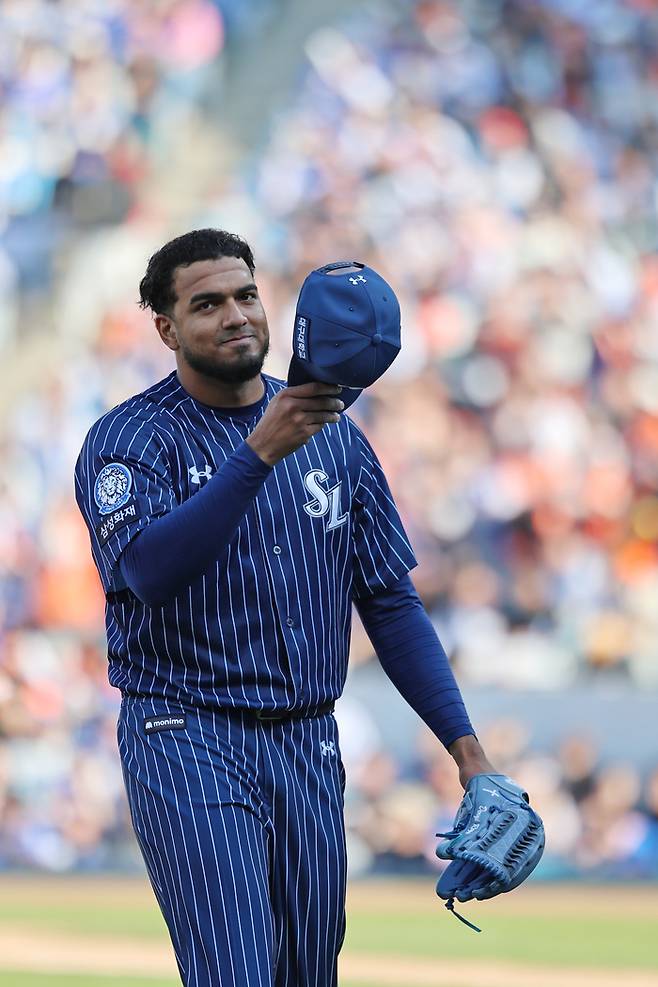 삼성 선발 레예스가 6일 대구삼성라이온즈파크에서 열린 2025 KBO리그 한화전에서 8회초 마운드에서 내려오며 모자를 벗고 팬들에게 인사하고 있다. 이날 레예스는 7회까지 퍼펙트로 막은 후 8회초 문현빈에게 안타를 맞았다. 박진만 감독이 올라와 투수를 교체했다. 사진 | 삼성 라이온즈