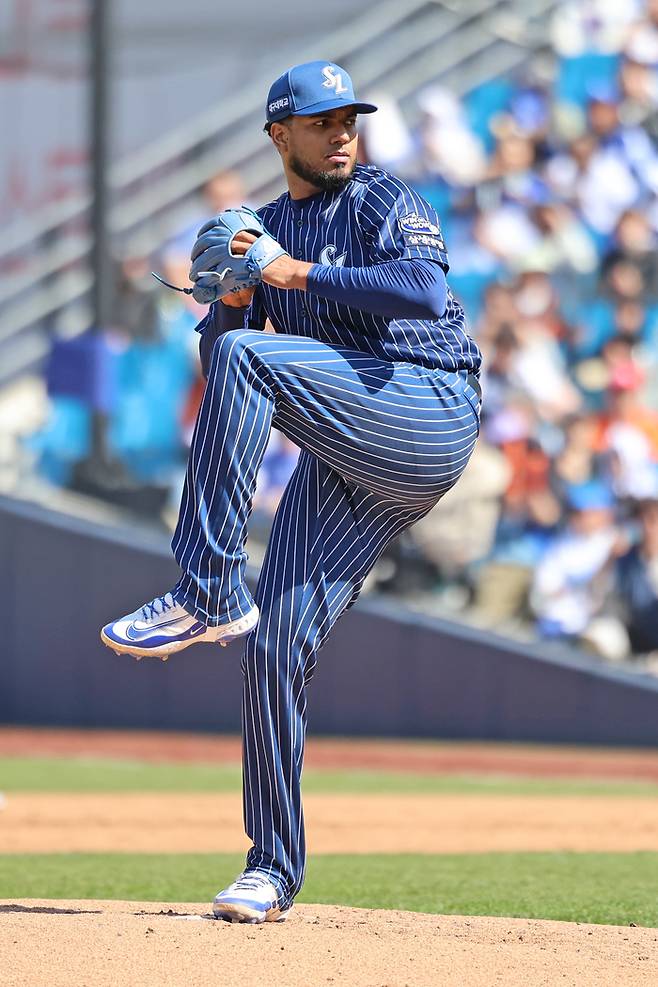 삼성 선발 레예스가 6일 대구삼성라이온즈파크에서 열린 2025 KBO리그 한화전에서 역투하고 있다. 사진 | 삼성 라이온즈