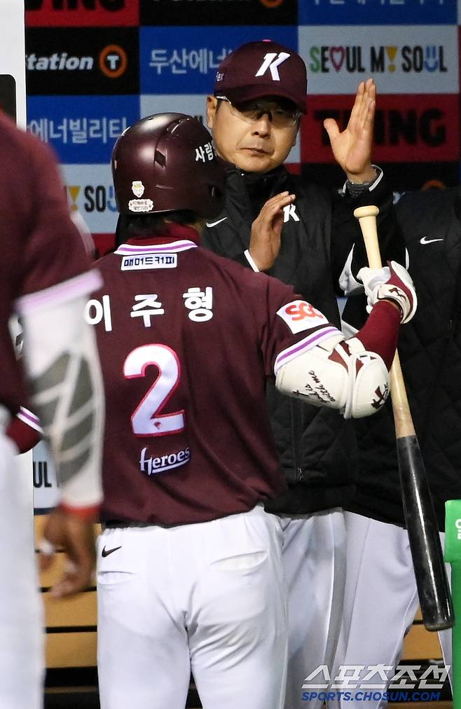 2일 잠실야구장에서 열린 키움과 두산의 경기, 3회초 1사 1,2루 키움 이주형이 역전 3점홈런을 치고 홍원기 감독과 기쁨을 나누고 있다. 잠실=허상욱 기자 wook@sportschosun.com/2025.04.02/