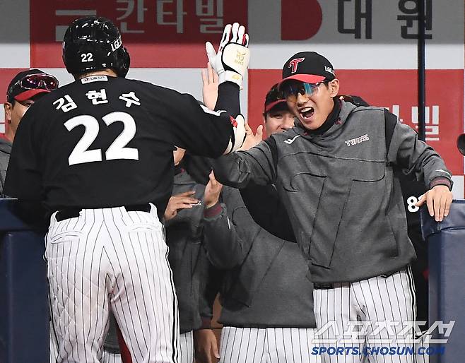 8일 서울 고척스카이돔에서 열린 LG-키움전. 7회초 1사 김현수가 솔로포를 치자 염경엽 감독이 환호하고 있다. 고척=정재근 기자 cjg@sportschosun.com/2025.4.8/