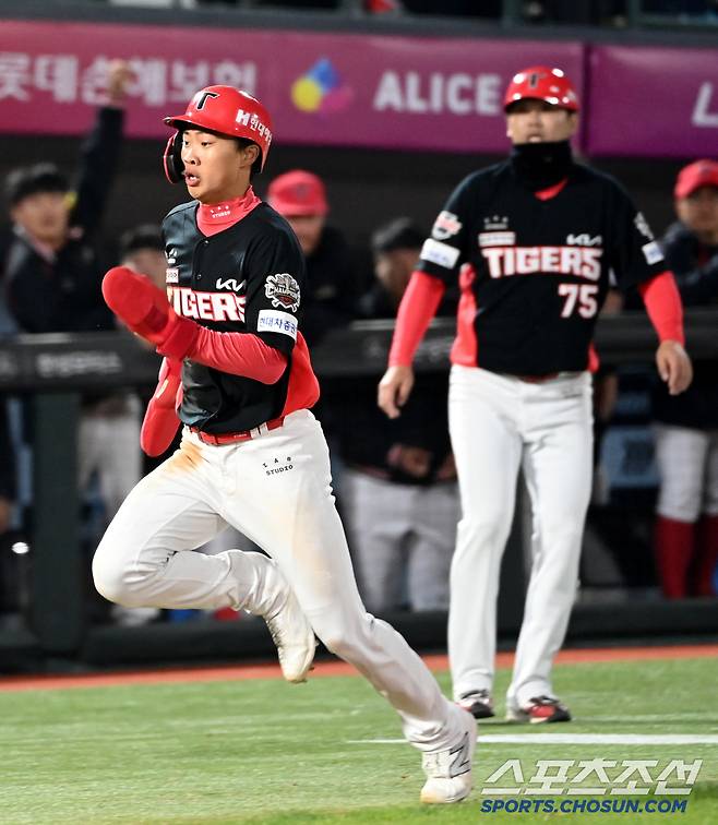 8일 부산 사직야구장에서 열린 KIA와 롯데의 경기, 8회초 1사 2루 KIA 변우혁의 1타점 적시타때 2루주자 박재현이 홈으로 파고들어 세이프되고 있다. 부산=허상욱 기자