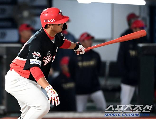 8회초 1사 2루, 3대3의 균형을 깨는  변우혁의 1타점 적시타