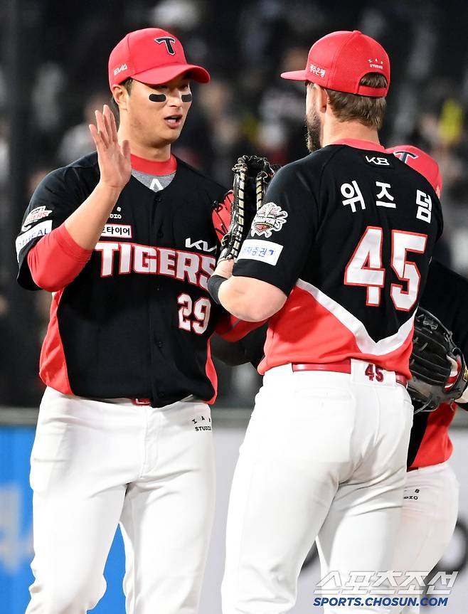 8일 부산 사직야구장에서 열린 KIA와 롯데의 경기, KIA가 5대4로 승리했다. 변우혁과 위즈덤이 승리의 기쁨을 나누고 있다. 부산=허상욱 기자wook@sportschosun.com/2025.04.08/