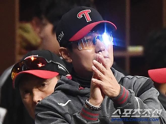 8일 서울 고척스카이돔에서 열린 LG-키움전. 염경엽 감독이 LG가 득점하자 기뻐하고 있다. 고척=정재근 기자 cjg@sportschosun.com/2025.4.8/