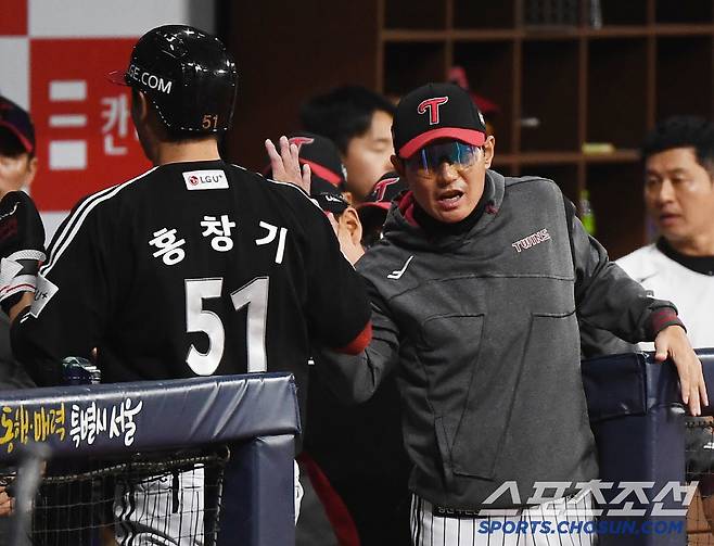 8일 서울 고척스카이돔에서 열린 LG-키움전. 1회초 1사 만루 문보경의 적시타 때 득점한 홍창기가 염경엽 감독의 환영을 받고 있다. 고척=정재근 기자 cjg@sportschosun.com/2025.4.8/