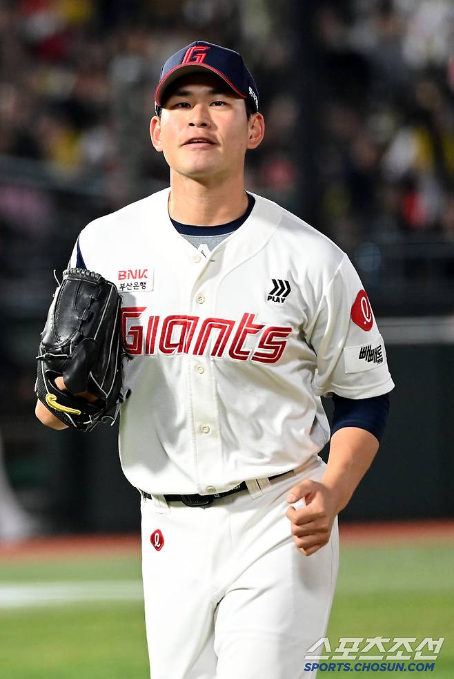 8일 부산 사직야구장에서 열린 KIA와 롯데의 경기, 6회초 롯데 김진욱이 마운드를 내려가고 있다. 부산=허상욱 기자wook@sportschosun.com/2025.04.08/