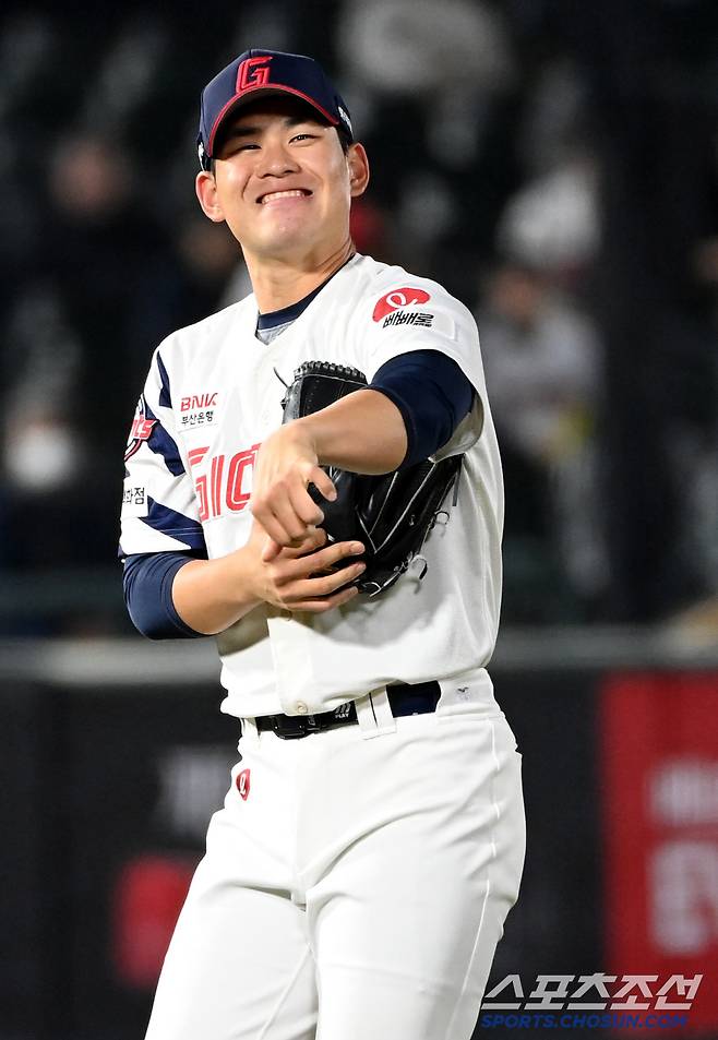 8일 부산 사직야구장에서 열린 KIA와 롯데의 경기, 6회초 롯데 김진욱이 교체되며 아쉬운듯 미소짓고 있다. 부산=허상욱 기자wook@sportschosun.com/2025.04.08/