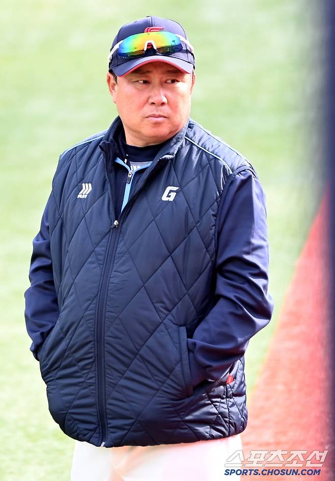 9일 부산 사직야구장에서 열린 KIA와 롯데의 경기, 롯데 김태형 감독이 훈련을 지켜보고 있다. 부산=허상욱 기자wook@sportschosun.com/2025.04.09/