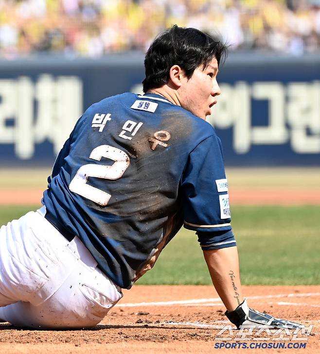 23일 광주KIA챔피언스필드에서 열린 NC와 KIA의 경기, 1회초 1사 3루 NC 손아섭의 유격수 플라이�� 홈으로 파고들던 3루주자 박민우가 KIA 유격수 박찬호의 호수비에 아웃된 후 깜짝 놀라고 있다. 광주=허상욱 기자wook@sportschosun.com/2025.03.23/