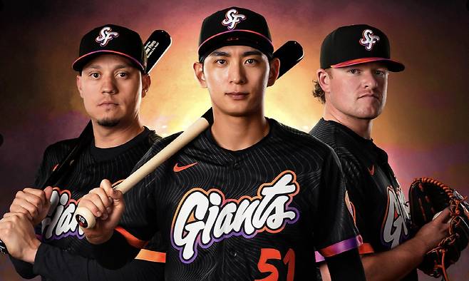 이정후가 새 유니폼 메인 모델로 섰다. 오른쪽은 에이스 로간 웹, 왼쪽은 1루수 윌머 플로레스. 사진=SF 자이언츠 구단 X 계정