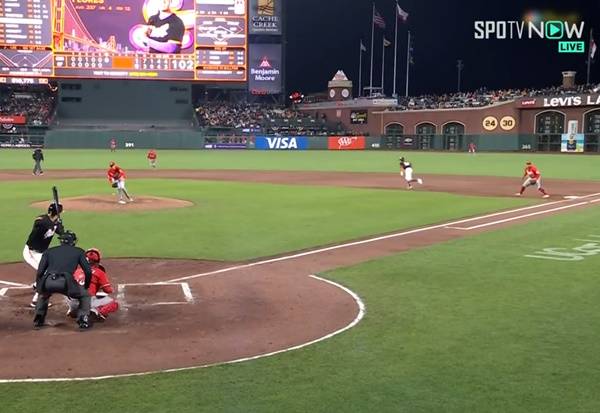 2루로 뛰는 이정후. ⓒSPOTV 중계화면 캡처