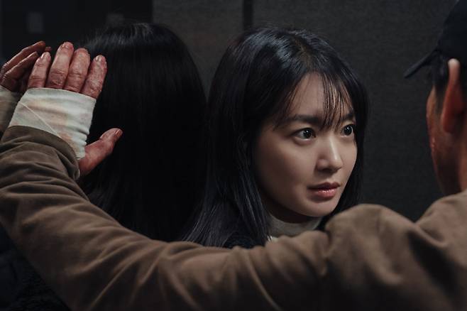 악행을 되갚는 대신 그로부터 해방되기를 택하는 '주연'(신민아)./넷플릭스