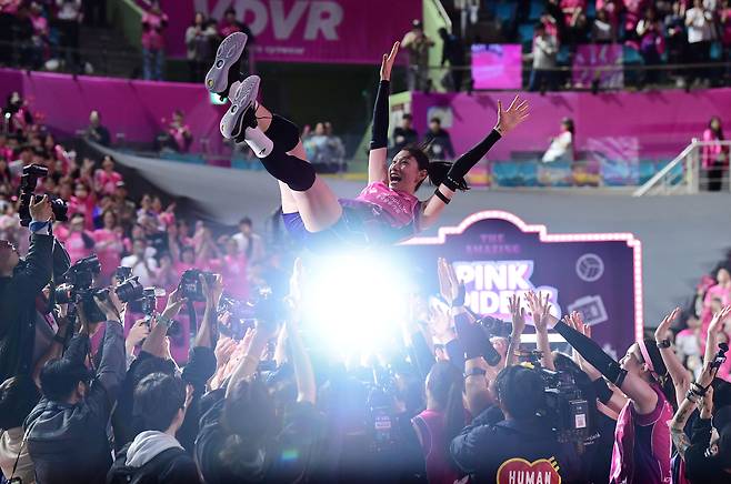 8일 인천 삼산월드체육관에서 배구 V리그 여자부 챔피언결정전 5차전 흥국생명과 정관장의 경기가 열렸다. 흥국생명이 우승을 차지했다. 김연경을 헹가래 치고 있는 흥국생명 선수들. /송정헌 스포츠조선 기자