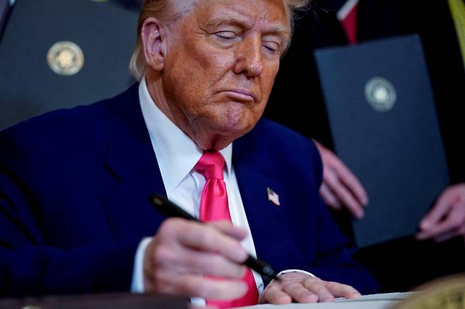 도널드 트럼프 미국 대통령이 8일 백악관에서 행정명령에 서명을 하고 있다. /로이터 연합뉴스