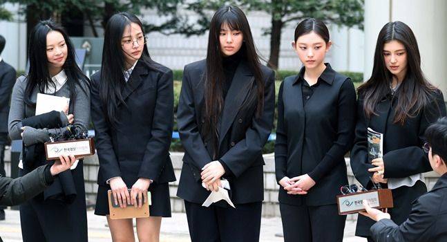 그룹 뉴진스(왼쪽부터 하니·민지·혜인·해린·다니엘)가 지난달 7일 오후 서울 서초구 서울중앙지방법원에서 열린 '어도어, 뉴진스 상대 기획사 지위보전 및 광고계약 체결 등 금지 가처분' 심문기일을 마친 후 취재진의 질문에 답변하고 있다. ⓒ뉴진스