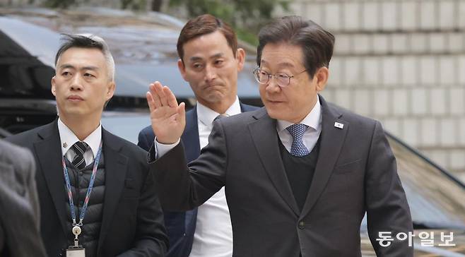 더불어민주당 이재명 대표가 8일 오전 서울중앙지법에서 열린 ‘대장동 배임·성남FC 뇌물’ 1심 재판에 출석하며 손을 흔들고 있다. 이 대표는 9일 대표 사퇴를 선언하고 이르면 10일 출마를 공식 선언할 예정이다. 박형기 기자 oneshot@donga.com