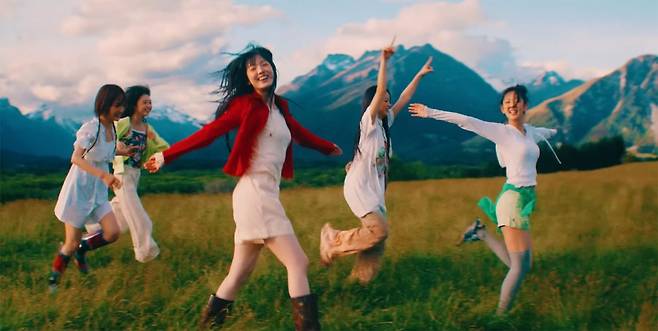 스타쉽엔터테인먼트가 3년 3개월 만에 내놓은 5인조 신인 걸그룹 키키의 데뷔곡 ‘아이 두 미(I DO ME)’ 뮤직비디오의 한 장면. 자연에서 뛰노는 자연스러움을 강조한 콘셉트로 화제가 되면서 최근 지상파 음악 프로그램에서도 1위를 차지했다. 스타쉽 유튜브 캡처