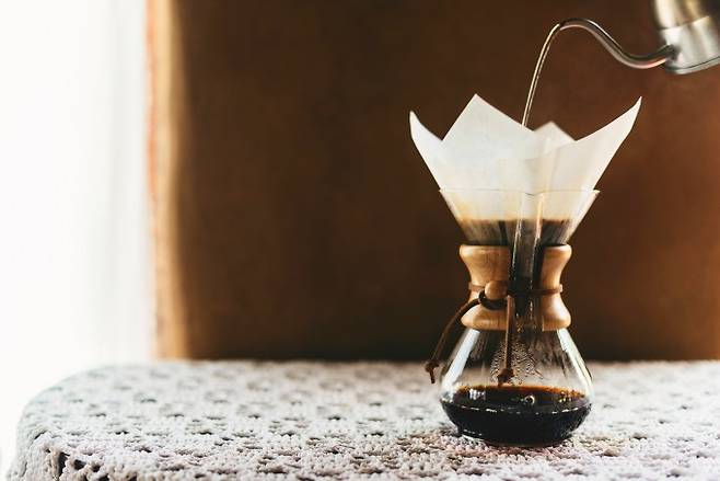 커피나무 열매를 가공하고 추출해 만드는 커피는 전세계에서 차(Tea) 다음으로 많이 소비되는 음료다. 커피를 제조하는 방법 중 하나는 커피를 볶아서 간 분쇄 커피를 깔때기와 여과지 위에 올려놓고 뜨거운 물을 부어 추출하는 드립(drip) 방식이다. 게티이미지뱅크 제공