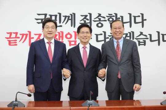 김문수 전 고용노동부 장관이 9일 국회에서 국민의힘 지도부인 권영세 비상대책위원장과 권성동 원내대표를 만나 손을 잡고 기념촬영하고 있다. [연합뉴스]