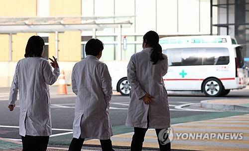 서울의 한 대학병원에서 의료진이 이동하고 있다[연합뉴스 자료사진]