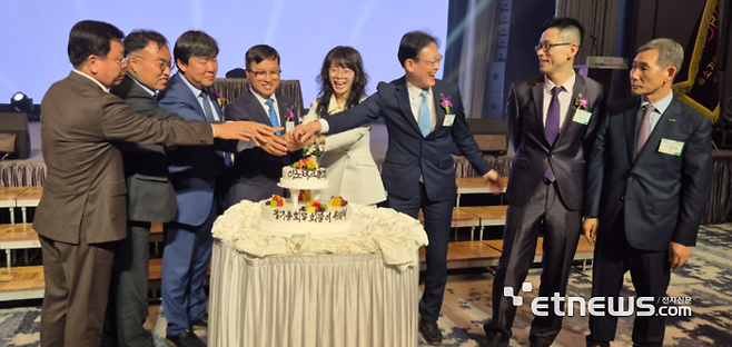 신유정 이노비즈협회 부산울산지회 신임 회장(왼쪽 다섯번째)과 전임 회장 및 관계자들이 이·취임식 축하 케익을 자르고 있다.