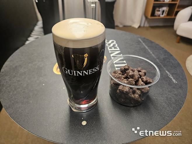 기네스 나이트로서지 디바이스를 활용해 따른 기네스 맥주 〈사진=강성전기자〉
