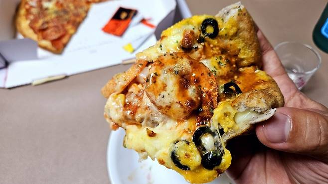 20250408_221607.jpg 저녁 배달 피자에 쏘주한잔