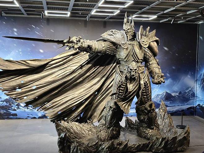 입구를 지키고 있는 거대한 아서스 조형물