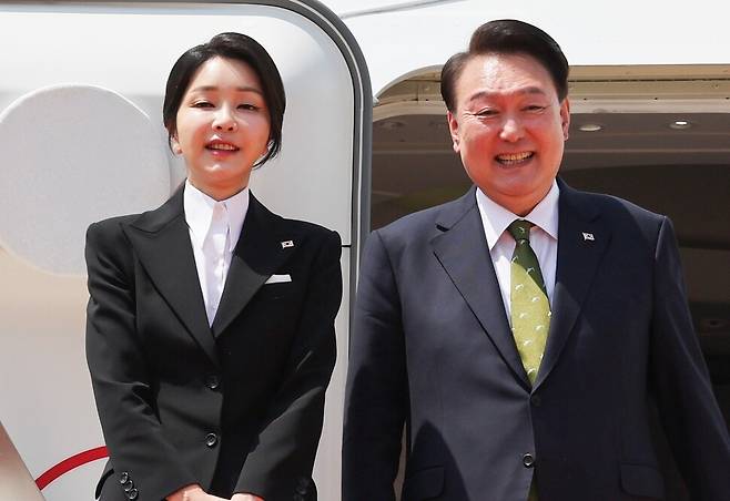 한일 정상회담과 아세안 정상회의 관련 일정을 마친 윤석열 당시 대통령과 김건희 여사가 2024년 10월11일 라오스 비엔티안 왓타이 국제공항에서 귀국하기 전 전용기인 공군 1호기에 올라 인사하고 있다. 연합뉴스
