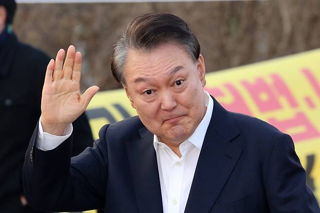 윤석열 전 대통령이 지난 3월8일 오후 경기도 의왕시 서울구치소에서 석방돼 지지자들에게 인사하며 걸어가고 있다. 김영원 기자 forever@hani.co.kr