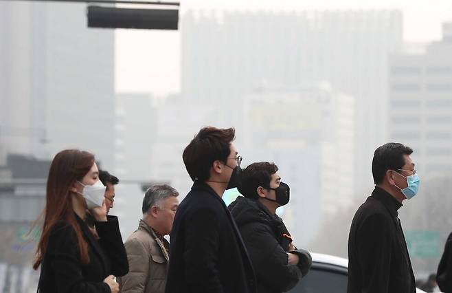 서울 세종로에서 미세먼지가 심각한 날, 시민들이 마스크를 끼고 걷고 있다. 한겨레 박종식 기자