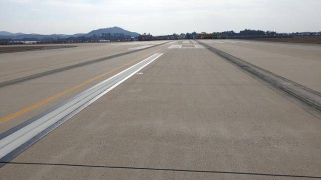 한국공항공사가 제주항공 여객기 참사 직후 촬영한 전남 무안국제공항 활주로. 사고 여객기 양쪽 날개에 달린 엔진 두 개가 바닥에 닿아 생긴 것으로 추정되는 검은색 자국이 선명하다. 현재 이 흔적은 활주로에서 확인되지 않는다. 손명수 더불어민주당 의원실 제공