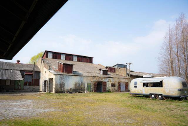 일제강점기 당시 지어진 공장 외형을 그대로 간직하고 있는 전북 익산시 춘포면의 도정공장.