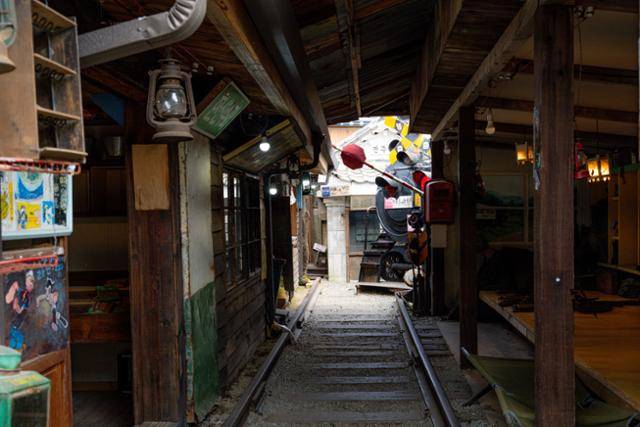 전주난장의 '군대시절'과 '기차역' 테마관.